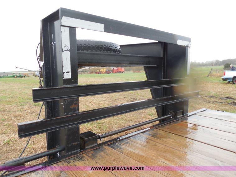 image for item H3228 2002 Starlite Triple axle gooseneck trailer