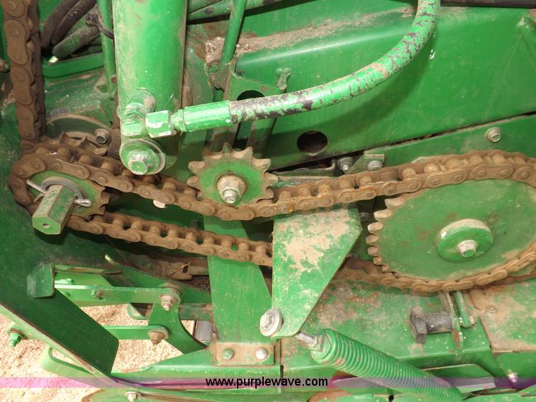 image for item H7111 2008 John Deere 568 round baler