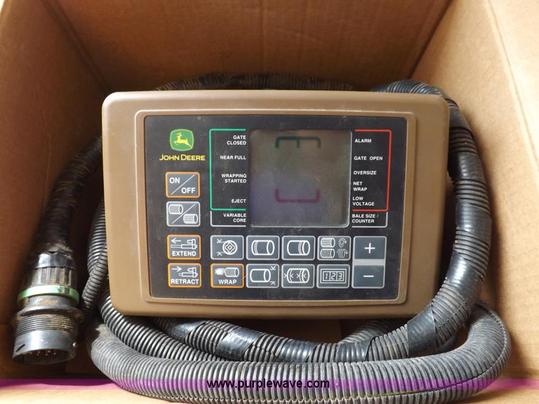 image for item H7111 2008 John Deere 568 round baler