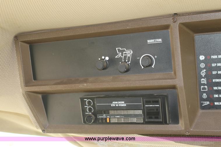 image for item H7493 1990 John Deere 9600 combine