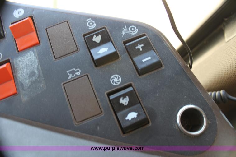 image for item H7493 1990 John Deere 9600 combine