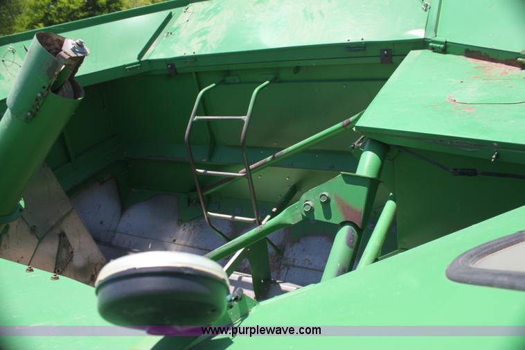 image for item H7493 1990 John Deere 9600 combine