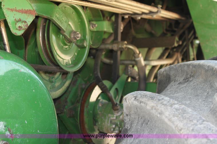 image for item H7493 1990 John Deere 9600 combine