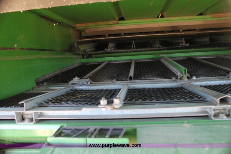 image for item H7493 1990 John Deere 9600 combine