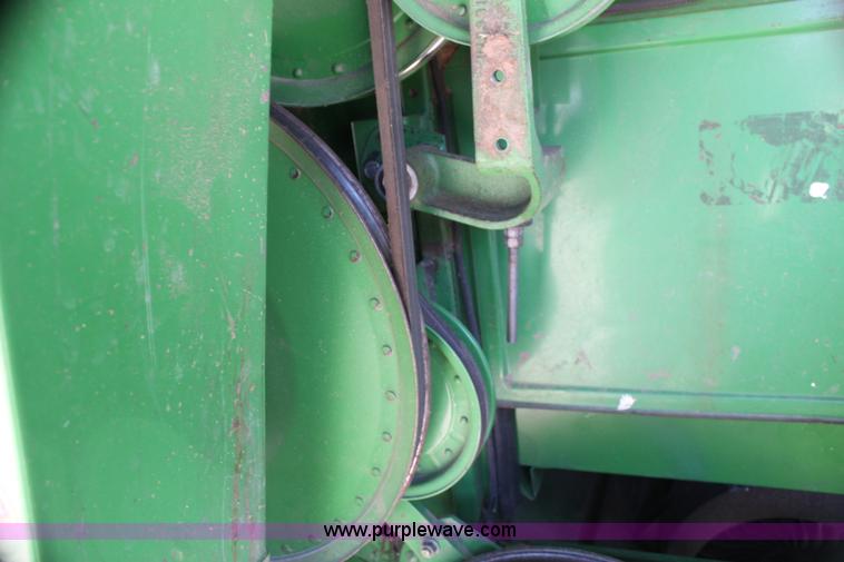 image for item H7493 1990 John Deere 9600 combine