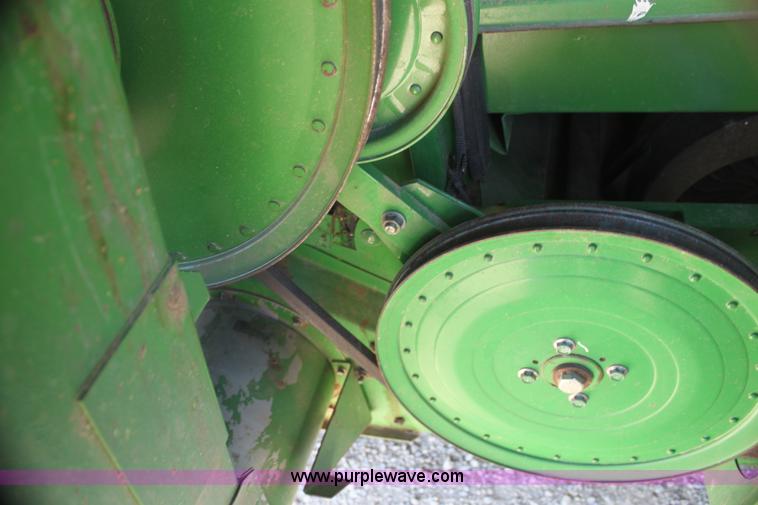 image for item H7493 1990 John Deere 9600 combine