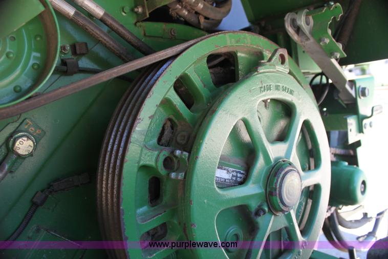 image for item H7493 1990 John Deere 9600 combine