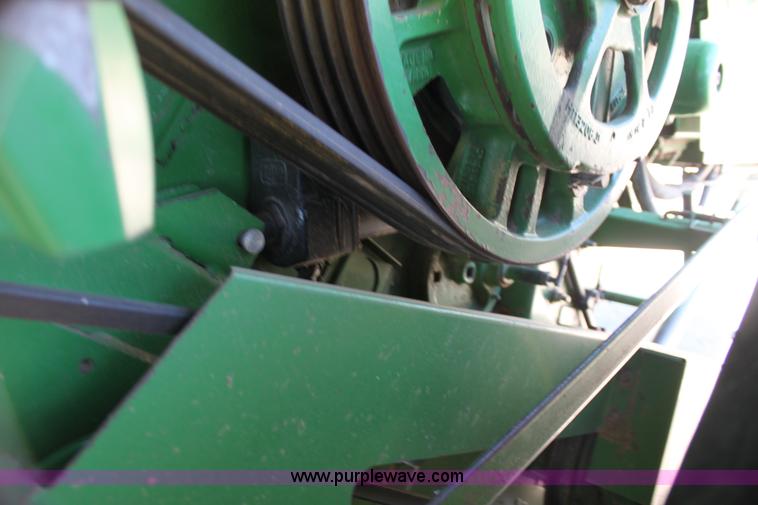 image for item H7493 1990 John Deere 9600 combine