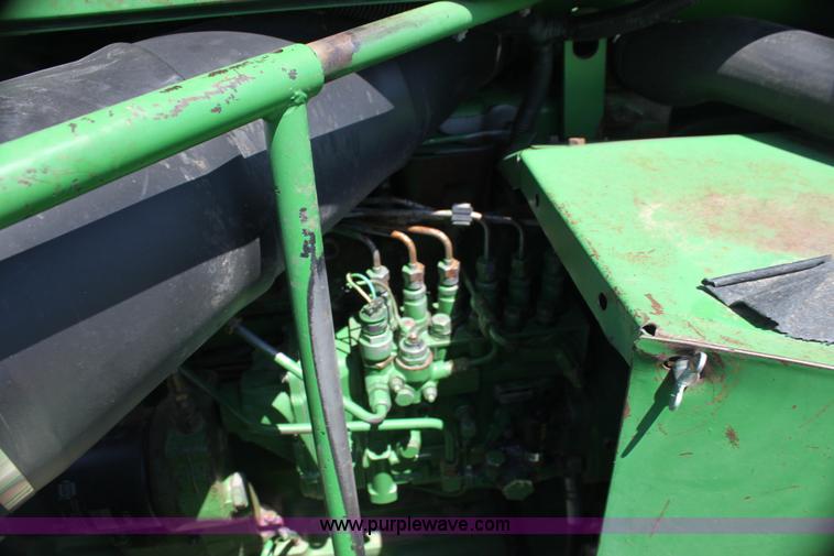 image for item H7493 1990 John Deere 9600 combine