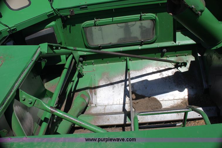 image for item H7493 1990 John Deere 9600 combine