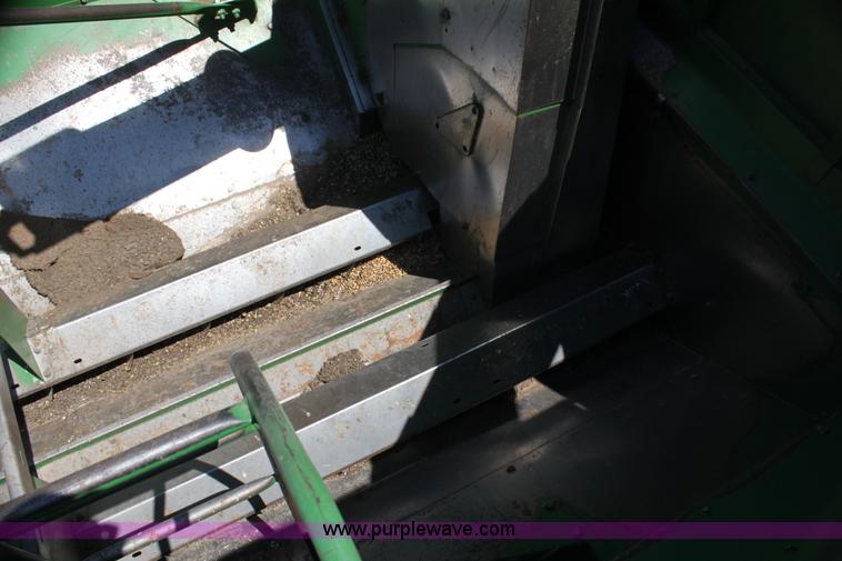 image for item H7493 1990 John Deere 9600 combine