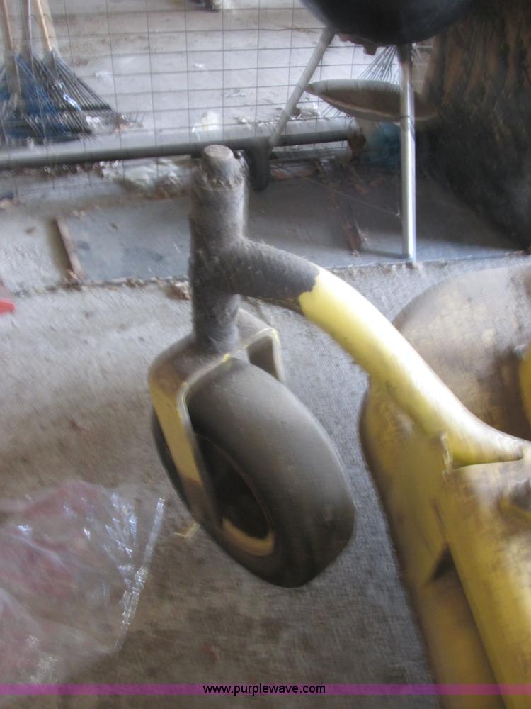 image for item AB9374 John Deere 955 lawn tractor