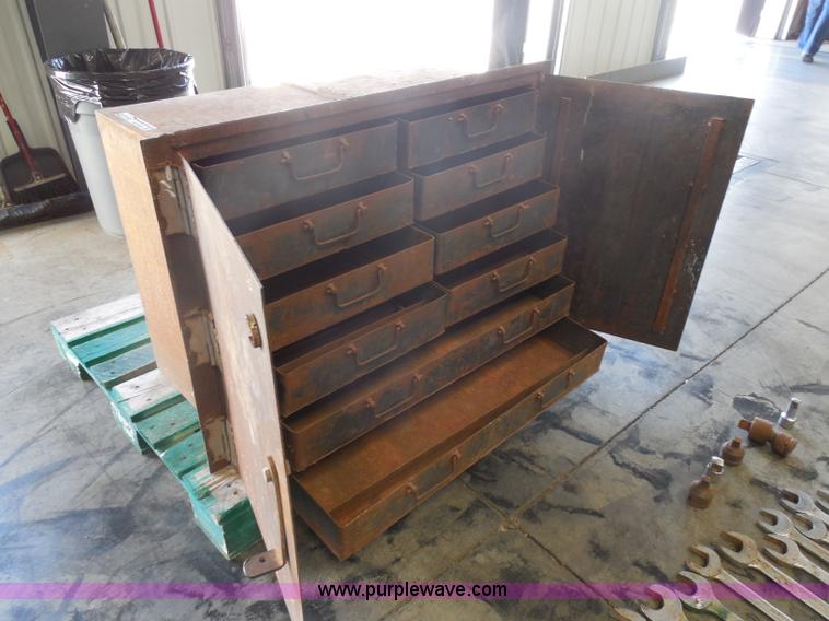 image for item AD9399 Metal toolbox