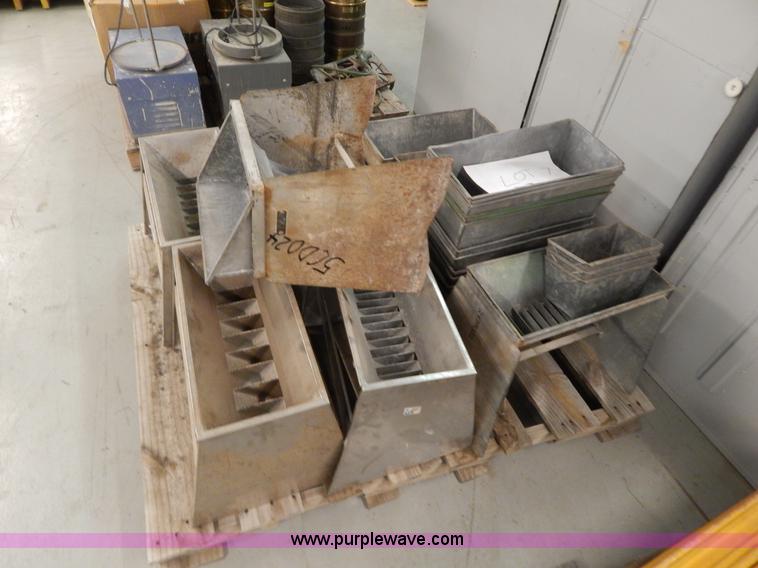 image for item AE9908 Approximately 7 coarse aggregate splitters