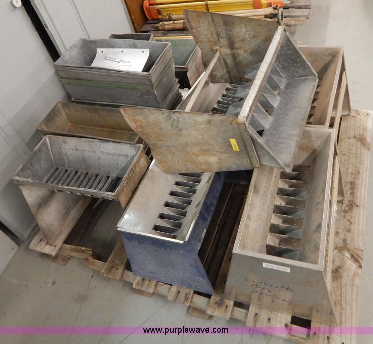 image for item AE9908 Approximately 7 coarse aggregate splitters