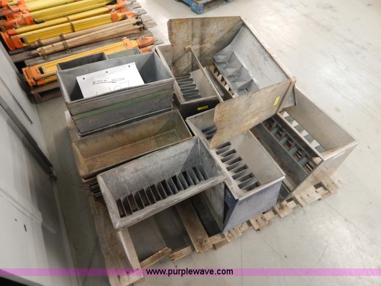 image for item AE9908 Approximately 7 coarse aggregate splitters