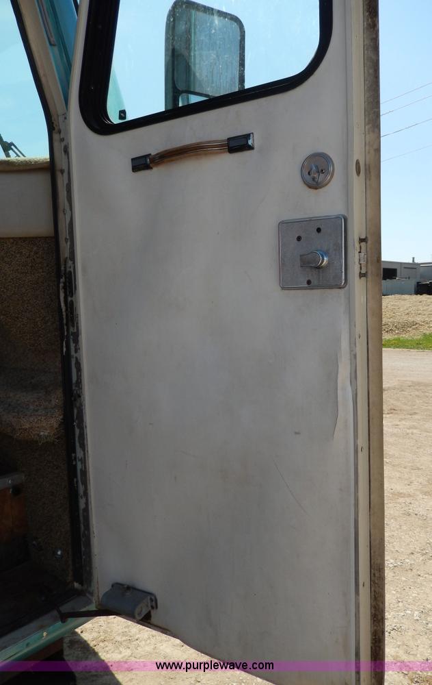 image for item D8066 1993 Rockwood Embassy Series A6322 recreational vehicle