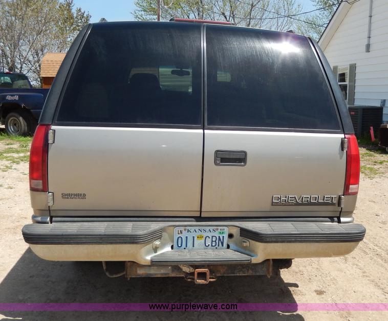 image for item D8068 1999 Chevrolet Suburban K1500 SUV