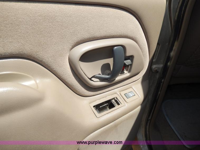 image for item D8068 1999 Chevrolet Suburban K1500 SUV