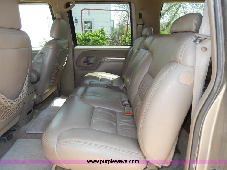 image for item D8068 1999 Chevrolet Suburban K1500 SUV