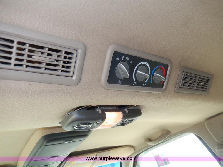 image for item D8068 1999 Chevrolet Suburban K1500 SUV