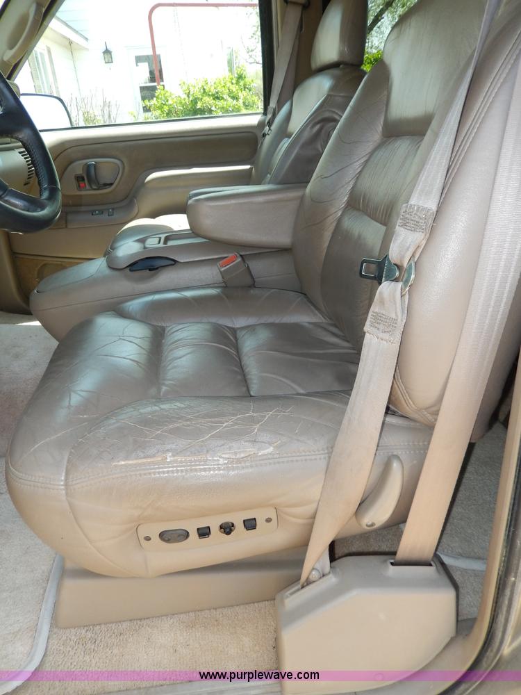 image for item D8068 1999 Chevrolet Suburban K1500 SUV