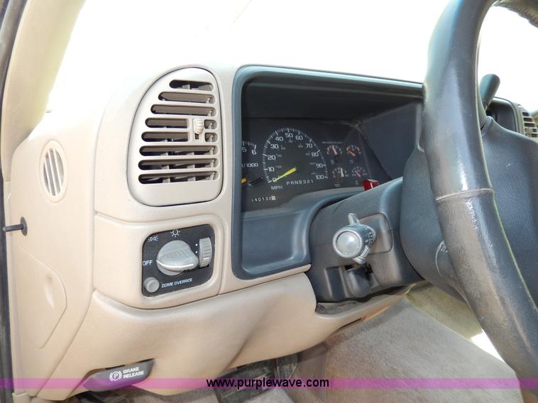 image for item D8068 1999 Chevrolet Suburban K1500 SUV