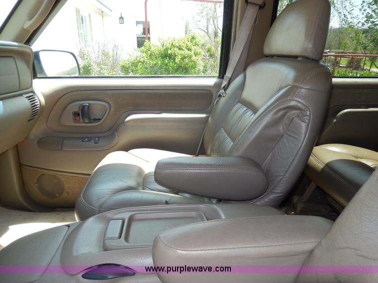 image for item D8068 1999 Chevrolet Suburban K1500 SUV