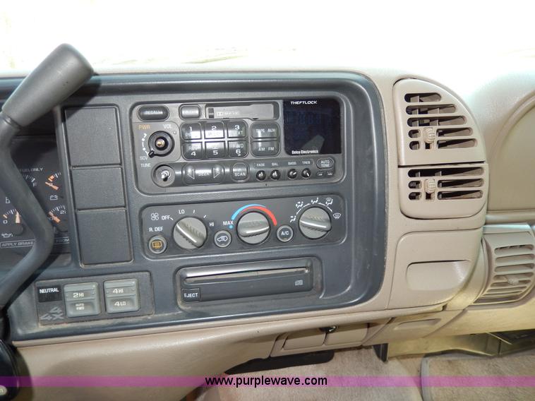 image for item D8068 1999 Chevrolet Suburban K1500 SUV