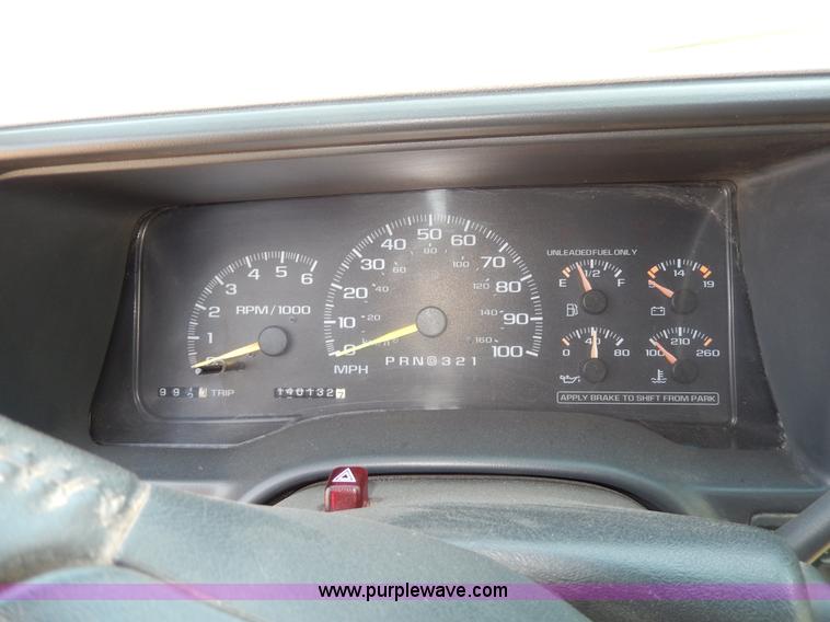 image for item D8068 1999 Chevrolet Suburban K1500 SUV