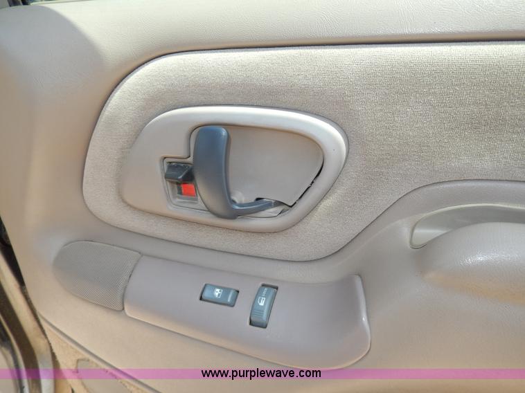 image for item D8068 1999 Chevrolet Suburban K1500 SUV