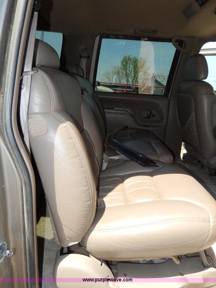 image for item D8068 1999 Chevrolet Suburban K1500 SUV