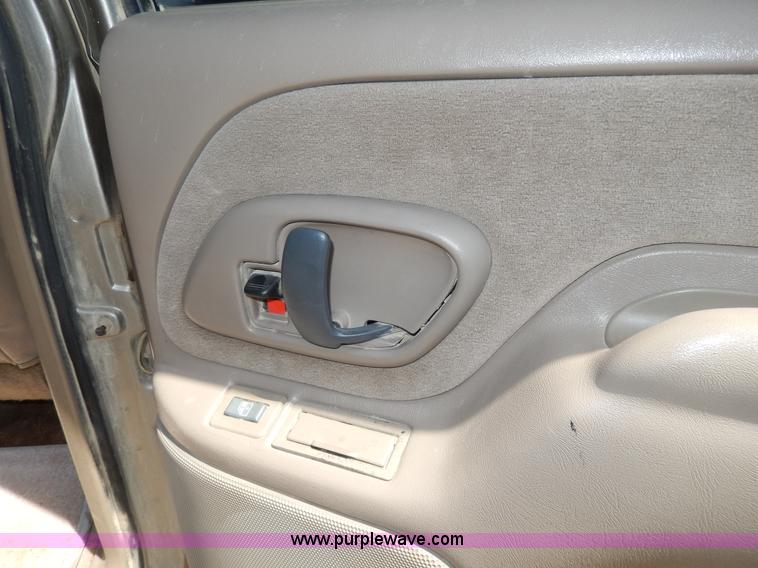 image for item D8068 1999 Chevrolet Suburban K1500 SUV