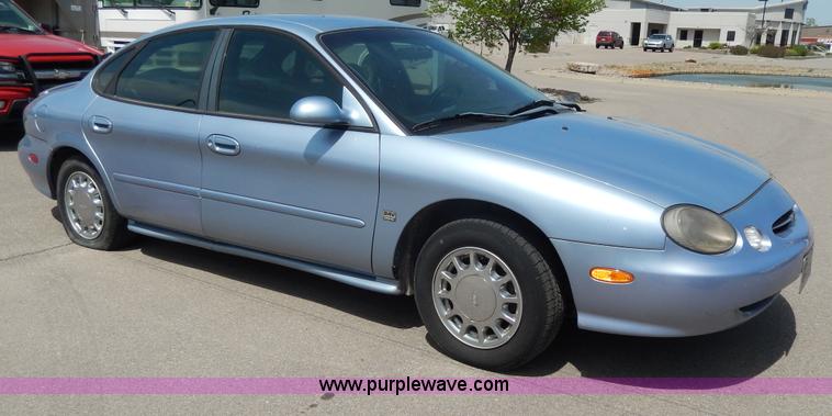 image for item D8073 1998 Ford Taurus SE