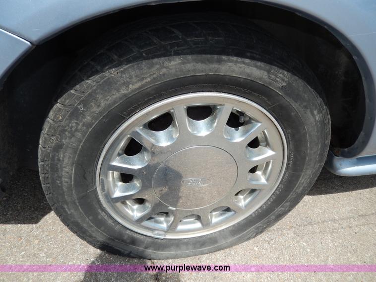 image for item D8073 1998 Ford Taurus SE