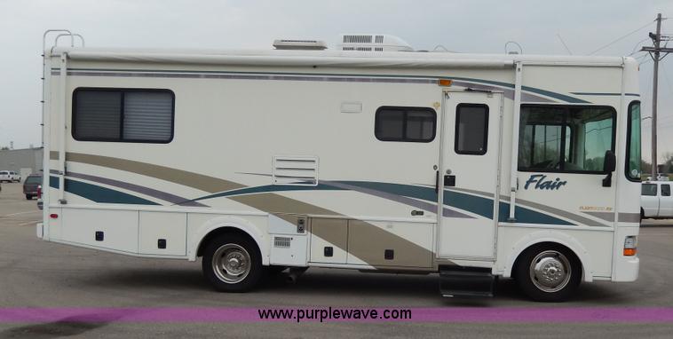 image for item D8122 2002 Workhorse P30 Fleetwood Flair 25Y recreational vehicle