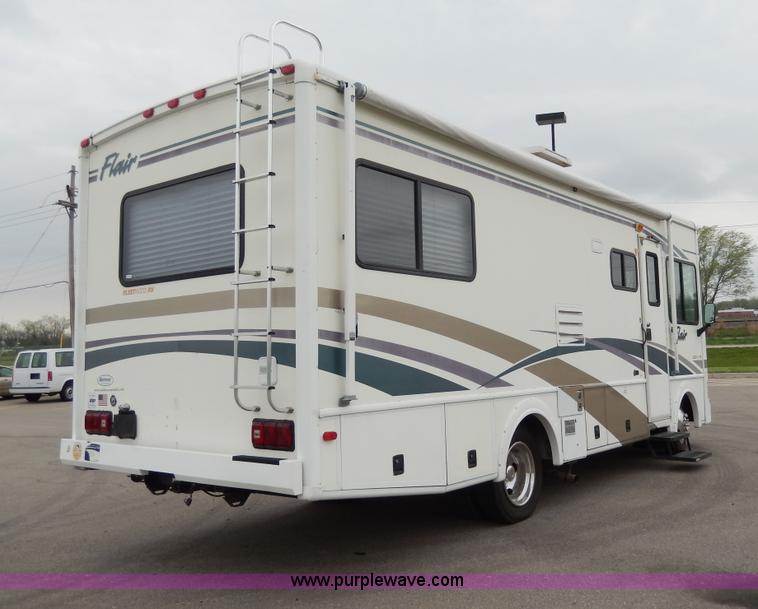image for item D8122 2002 Workhorse P30 Fleetwood Flair 25Y recreational vehicle