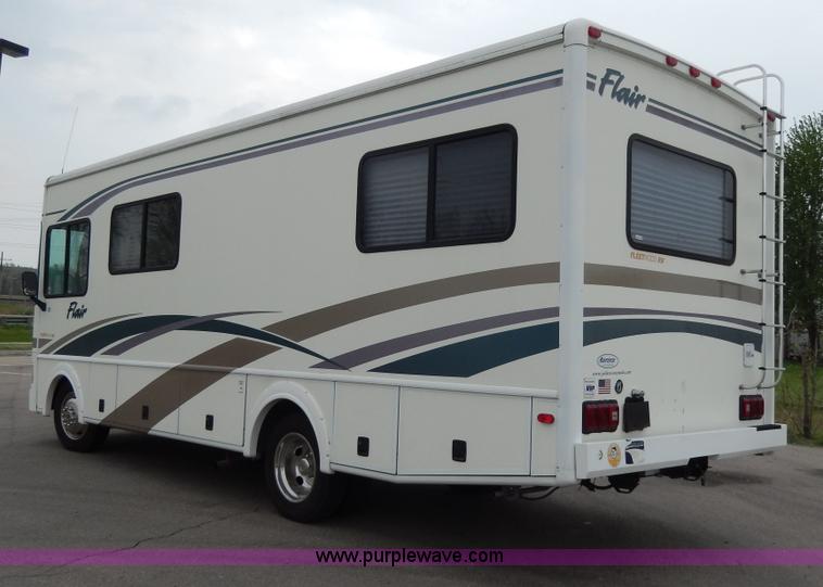 image for item D8122 2002 Workhorse P30 Fleetwood Flair 25Y recreational vehicle