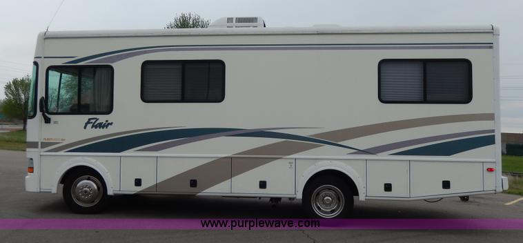 image for item D8122 2002 Workhorse P30 Fleetwood Flair 25Y recreational vehicle