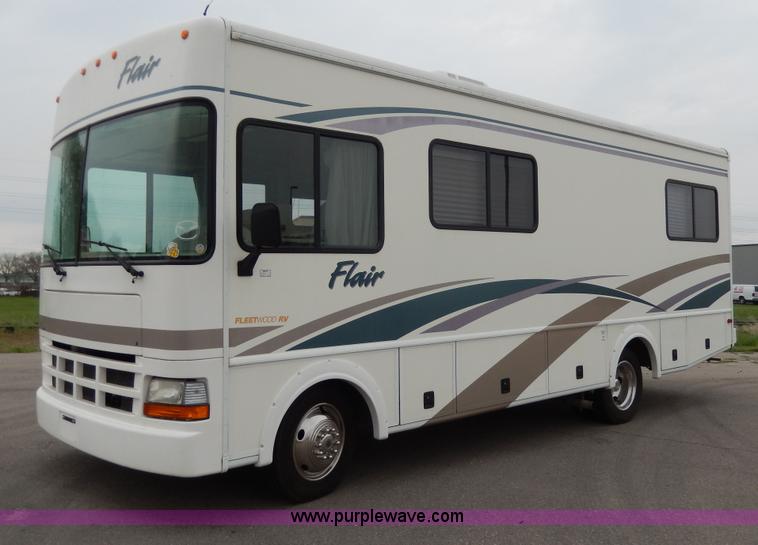 image for item D8122 2002 Workhorse P30 Fleetwood Flair 25Y recreational vehicle