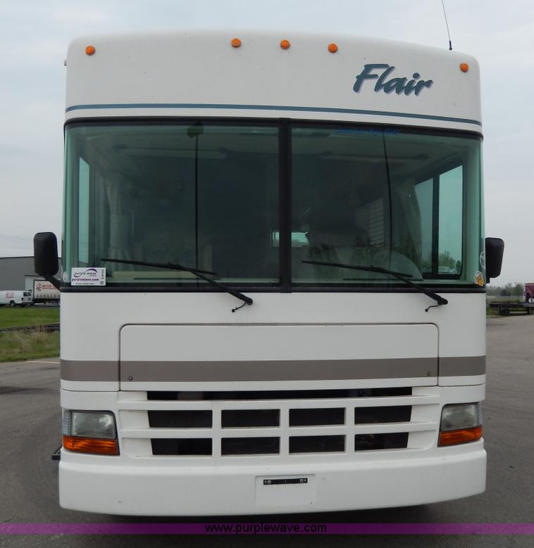 image for item D8122 2002 Workhorse P30 Fleetwood Flair 25Y recreational vehicle