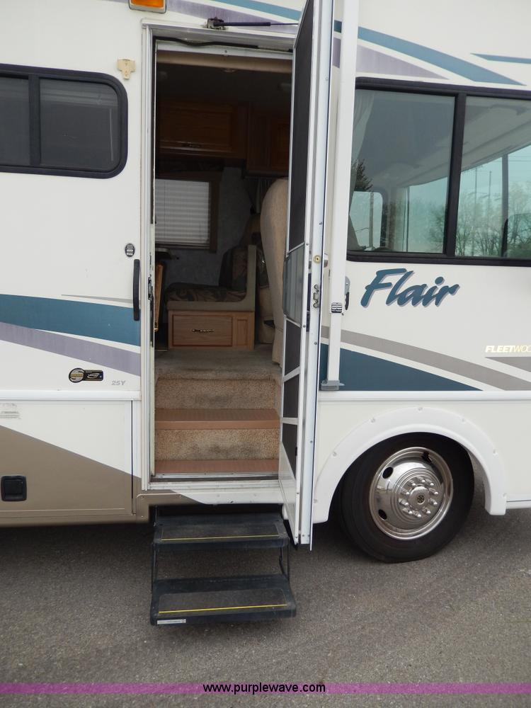 image for item D8122 2002 Workhorse P30 Fleetwood Flair 25Y recreational vehicle