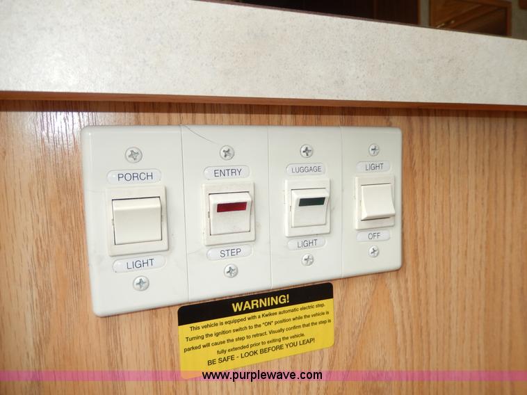 image for item D8122 2002 Workhorse P30 Fleetwood Flair 25Y recreational vehicle