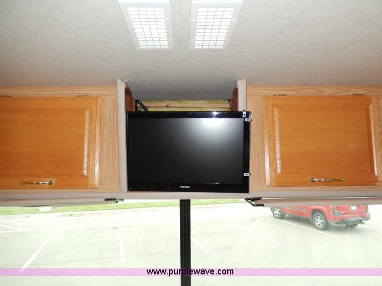 image for item D8122 2002 Workhorse P30 Fleetwood Flair 25Y recreational vehicle