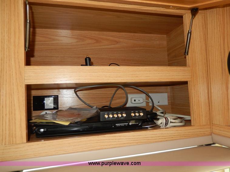 image for item D8122 2002 Workhorse P30 Fleetwood Flair 25Y recreational vehicle