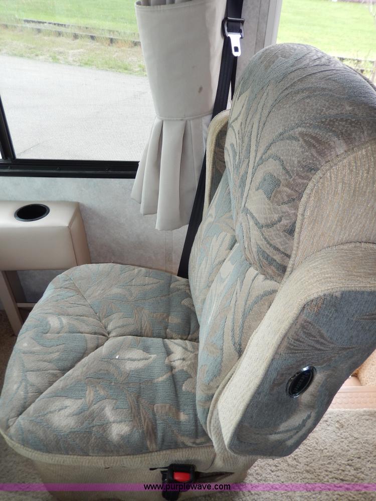 image for item D8122 2002 Workhorse P30 Fleetwood Flair 25Y recreational vehicle