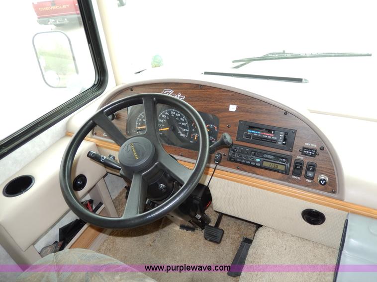 image for item D8122 2002 Workhorse P30 Fleetwood Flair 25Y recreational vehicle