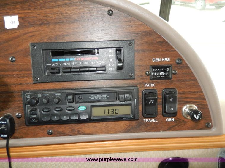 image for item D8122 2002 Workhorse P30 Fleetwood Flair 25Y recreational vehicle