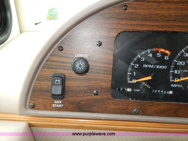 image for item D8122 2002 Workhorse P30 Fleetwood Flair 25Y recreational vehicle