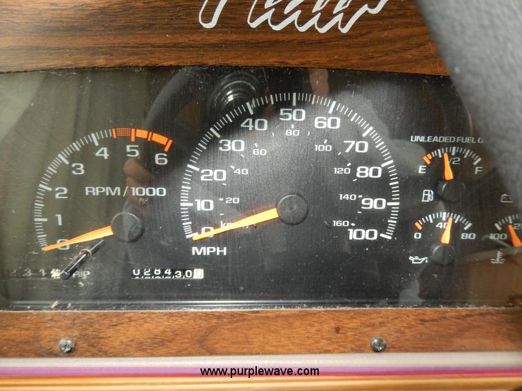 image for item D8122 2002 Workhorse P30 Fleetwood Flair 25Y recreational vehicle